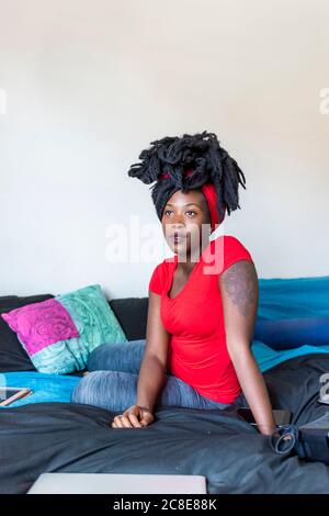 Porträt der jungen Frau mit dreadlocks Stockfoto