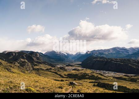 Idyllischer Blick auf Landschaft gegen Himmel bei sonnigem Tag in Patagonien, Argentinien Stockfoto