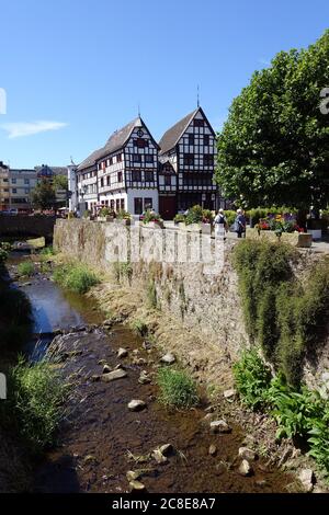 Denkmalgeschützte Häuser an der Erft in der historischen Altstadt, Bad Münstereifel, Nordrhein-Westfalen, Deutschland Stockfoto