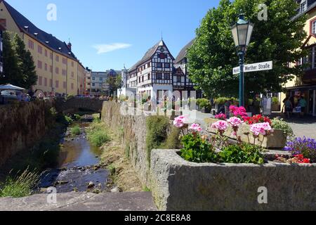 Denkmalgeschützte Häuser an der Erft in der historischen Altstadt, links das städtische St.-Michael-Gymnasium, Bad Münstereifel, Nordrhein-Westfalen, Stockfoto