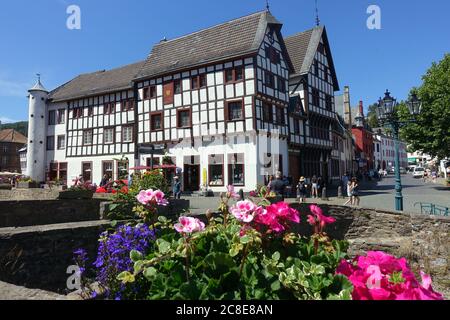 Denkmalgeschützte Häuser an der Erft in der historischen Altstadt, Bad Münstereifel, Nordrhein-Westfalen, Deutschland Stockfoto