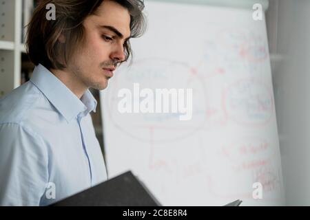 Nahaufnahme eines Geschäftsmannes, der Daten im Büro analysiert Stockfoto