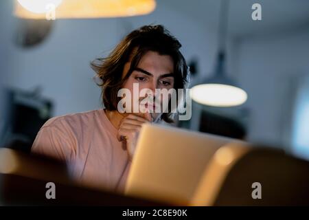 Nahaufnahme eines ernsthaften männlichen Besitzers mit Laptop im Restaurant Stockfoto