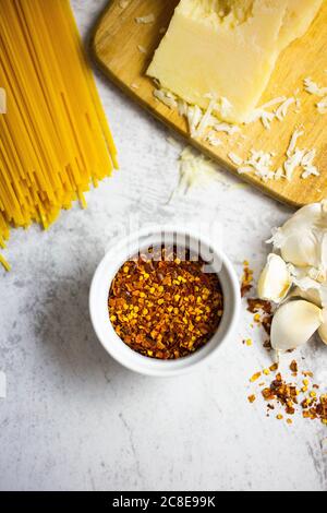 Chilisamen, Grana-Käse, Knoblauch und Spaghetti Stockfoto