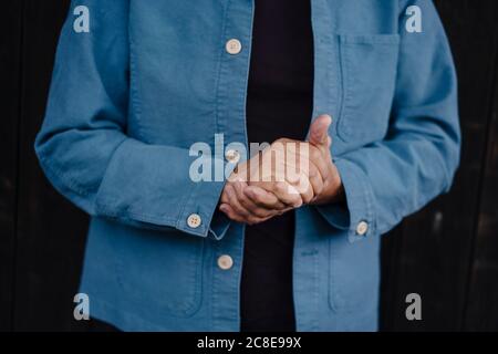 Nahaufnahme der zusammengeklemmten Hände eines älteren Mannes Stockfoto