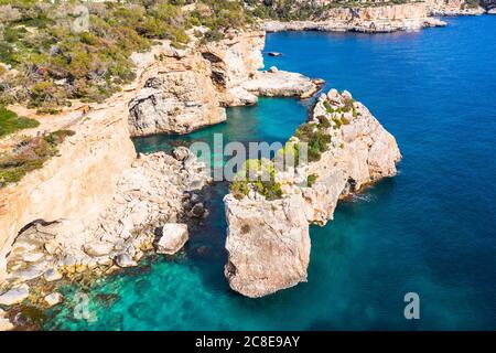 Spanien, Mallorca, Santanyi, Drohne Blick auf den Bogen von Es Pontas im Sommer Stockfoto