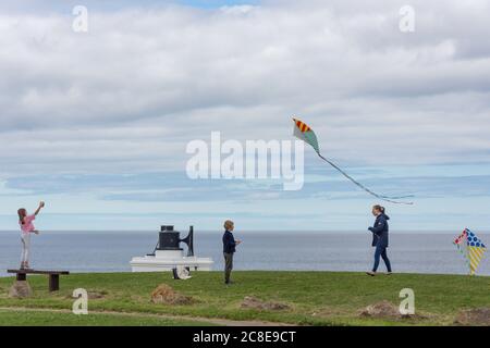 Kinder fliegen Drachen von Souter Lighthouse, Marsden, South Shields, Tyne & Wear, England, Großbritannien Stockfoto