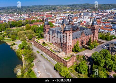 Deutschland, Bayern, Aschaffenburg, Hubschrauberansicht der Johannisburg im Sommer Stockfoto