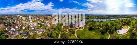 Deutschland, Hessen, Hanau, Helikopter Blick auf die Stadt am Mainufer im Sommer Stockfoto