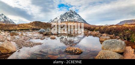 Großbritannien, Schottland, Panorama des Flusses Coupall mit Buachaille Etive Mor Berg im Hintergrund Stockfoto