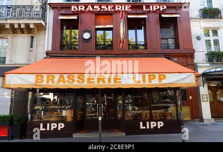 Die Brasserie Lipp ist ein berühmtes Lokal am Boulevard Saint Germain.Hemingway schrieb seine Depeschen von hier.Chagall,Camus und Montand waren Stockfoto