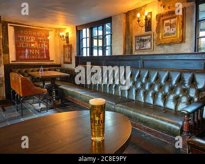 Bar im Inneren in Ye Olde Ausflug zum Jerusalem Inn, Brewhouse Yard, Nottingham, Nottinghamshire, England, Großbritannien Stockfoto