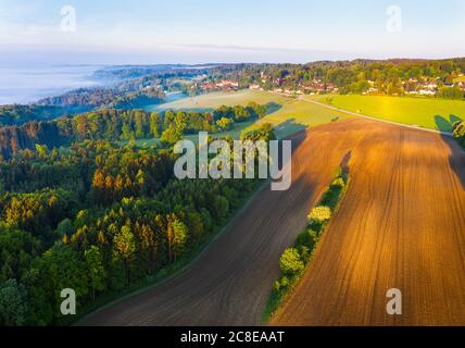 Deutschland, Bayern, Icking, Drohne Blick auf die Landschaft Feld in der Dämmerung Stockfoto