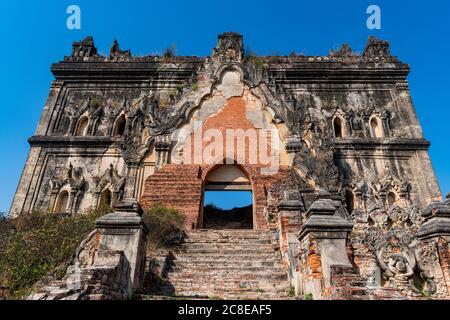 Myanmar, Mandalay Region, Inwa, Eingangstor des Lay HTAT Gyi Tempels Stockfoto