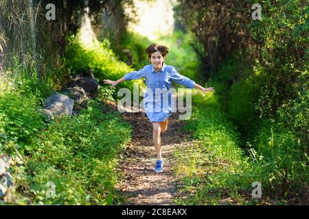 Mädchen läuft auf einem ländlichen Weg Stockfoto