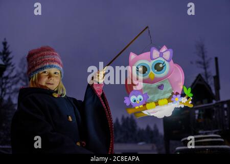 Portrait von stolzen kleinen Mädchen mit Papier Laterne in der Abend Stockfoto