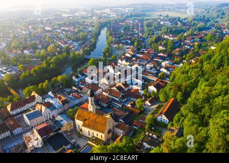 Deutschland, Bayern, Wolfratshausen, Drohne Blick auf die Stadt am Flussufer im Morgengrauen Stockfoto