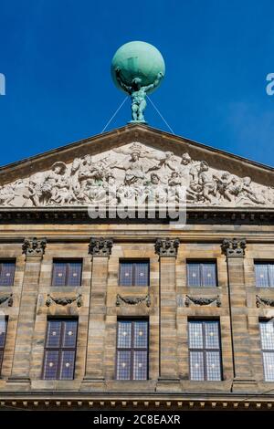 Niederlande, Provinz Nordholland, Amsterdam, Atlas mit Globus auf dem Königspalast Stockfoto