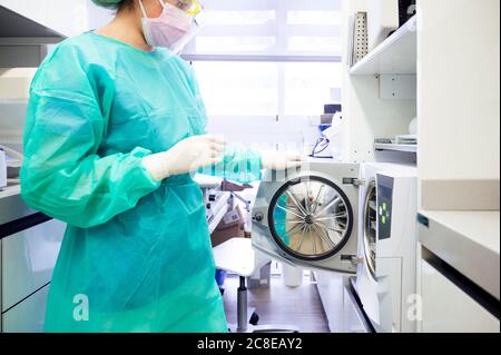Nahaufnahme des Zahnarztes Sterilisieren medizinischer Instrumente in der Klinik Stockfoto