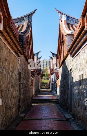 Taiwan, Kinmen, Jinsha, Alley zwischen traditionellen Häusern in Kinmen Volkskultur Dorf Stockfoto