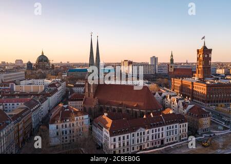 Deutschland, Berlin, Luftaufnahme der Nikolaikirche und der umliegenden Gebäude in der Abenddämmerung Stockfoto