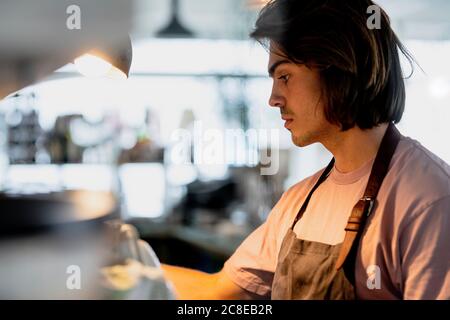 Nahaufnahme eines männlichen Barista, der im Café arbeitet Stockfoto