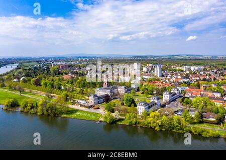 Deutschland, Hessen, Hanau, Helikopter Blick auf die Stadt am Mainufer im Sommer Stockfoto