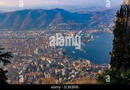 Luftaufnahme von Como bei Sonnenaufgang im Winter, Lombardei, Italien Stockfoto