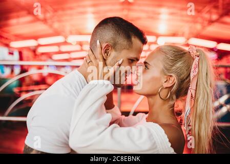 Nahaufnahme eines romantischen jungen Paares, das sich gegenseitig ansieht Vergnügungspark Stockfoto