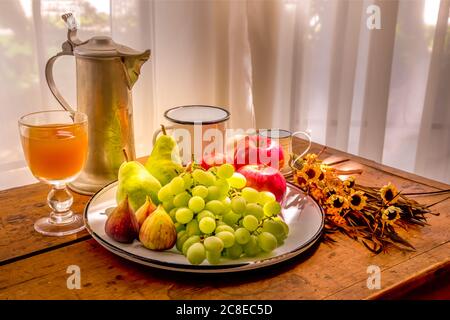 Helathy Frühstückstisch im Herbst mit Äpfeln, Peers, Trauben, Feigen und Apfelsaft Stockfoto