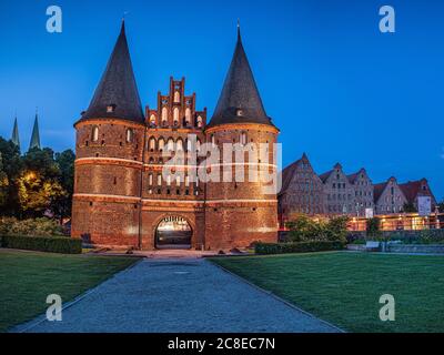 Deutschland, Schleswig-Holstein, Lübeck, Holstentor in der Abenddämmerung Stockfoto