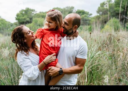 Glückliche Familie genießen auf dem Land Stockfoto