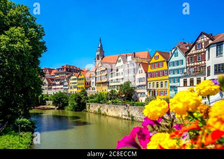 Deutschland, Baden-Württemberg, Tübingen, Reihe von Stadthäusern am Wasser Stockfoto