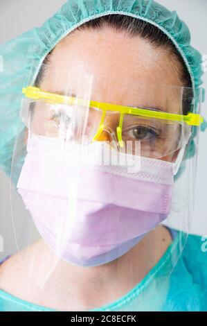 Nahaufnahme einer Zahnärztin mit Maske und Brille in der Klinik Stockfoto