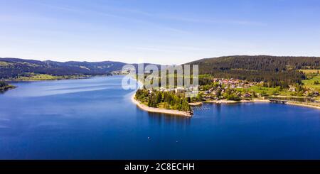 Deutschland, Baden-Württemberg, Schluchsee, Luftpanorama des Schluchsee-Stausees im Frühjahr Stockfoto