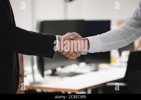 Zwei Geschäftsleute Händeschütteln Stockfoto