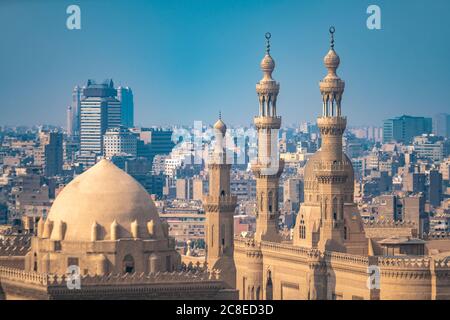 Ägypten, Kairo, Salah El Deen Squaremit Moschee-Madrassa von Sultan Hassan und Al Refaai Moschee Stockfoto