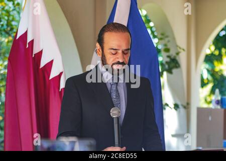 San Salvador, El Salvador. Juli 2020. Herr Tariq Al Othman, Geschäftsträger der Botschaft des Staates Katar in El Salvador, der eine Pressekonferenz hielt. Der Staat Katar hat der Vereinigung der Journalisten von El Salvador (APES) im Kontext der durch die COVID-19-Pandemie verursachten Gesundheitskrise medizinische Versorgung und Schutz gespendet. Kredit: Carlos Diaz/Alamy Live Nachrichten. Stockfoto