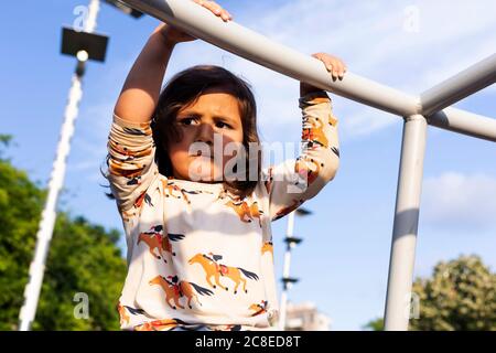 Porträt von kleinen Mädchen auf Spielplatz Stockfoto