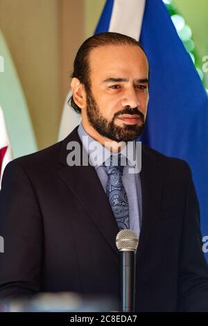 San Salvador, El Salvador. Juli 2020. Herr Tariq Al Othman, Geschäftsträger der Botschaft des Staates Katar in El Salvador, der eine Pressekonferenz hielt. Der Staat Katar hat der Vereinigung der Journalisten von El Salvador (APES) im Kontext der durch die COVID-19-Pandemie verursachten Gesundheitskrise medizinische Versorgung und Schutz gespendet. Kredit: Carlos Diaz/Alamy Live Nachrichten. Stockfoto