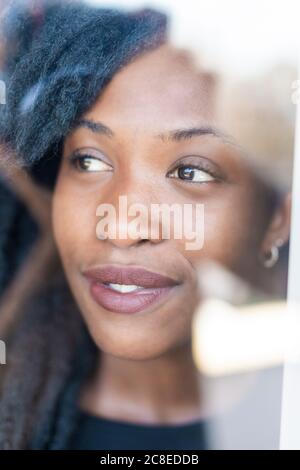 Porträt einer jungen Frau mit Dreadlocks Blick aus der Angezeigt Stockfoto