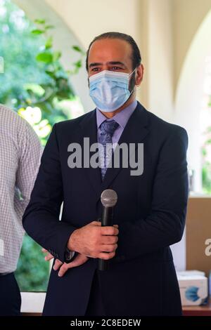 San Salvador, El Salvador. Juli 2020. Herr Tariq Al Othman, Geschäftsträger der Botschaft des Staates Katar in El Salvador, der eine Pressekonferenz hielt. Der Staat Katar hat der Vereinigung der Journalisten von El Salvador (APES) im Kontext der durch die COVID-19-Pandemie verursachten Gesundheitskrise medizinische Versorgung und Schutz gespendet. Kredit: Carlos Diaz/Alamy Live Nachrichten. Stockfoto