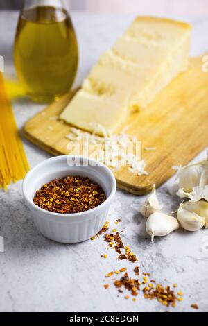 Chilisamen, Grana-Käse, Knoblauch und Spaghetti Stockfoto