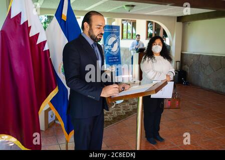 San Salvador, El Salvador. Juli 2020. Herr Tariq Al Othman, Geschäftsträger der Botschaft des Staates Katar in El Salvador, hielt eine Pressekonferenz mit Angelica Carcamo, Präsidentin von APES. Der Staat Katar hat der Vereinigung der Journalisten von El Salvador (APES) im Kontext der durch die COVID-19-Pandemie verursachten Gesundheitskrise medizinische Versorgung und Schutz gespendet. Kredit: Carlos Diaz/Alamy Live Nachrichten. Stockfoto