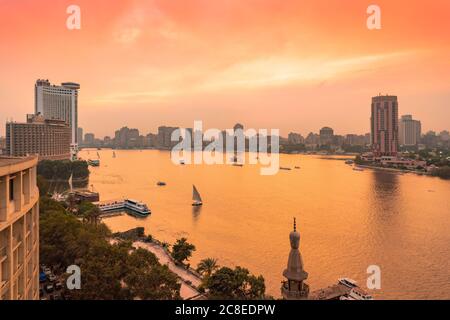 Ägypten, Kairo, Nil mit Skyline und Innenstadt von Garden City bei Sonnenuntergang Stockfoto