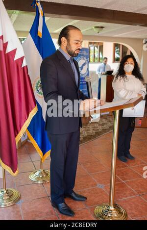 San Salvador, El Salvador. Juli 2020. Herr Tariq Al Othman, Geschäftsträger der Botschaft des Staates Katar in El Salvador, hielt eine Pressekonferenz mit Angelica Carcamo, Präsidentin von APES. Der Staat Katar hat der Vereinigung der Journalisten von El Salvador (APES) im Kontext der durch die COVID-19-Pandemie verursachten Gesundheitskrise medizinische Versorgung und Schutz gespendet. Kredit: Carlos Diaz/Alamy Live Nachrichten. Stockfoto