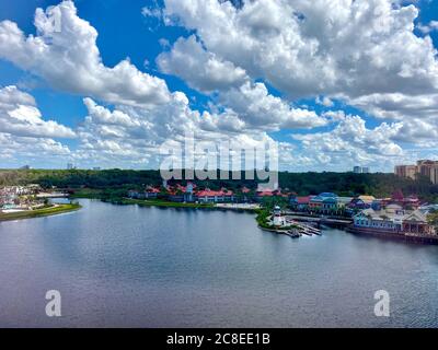 Orlando, FL/USA-10/5/19: Eine Luftaufnahme eines Disney Resorts in Orlando, Florida. Stockfoto