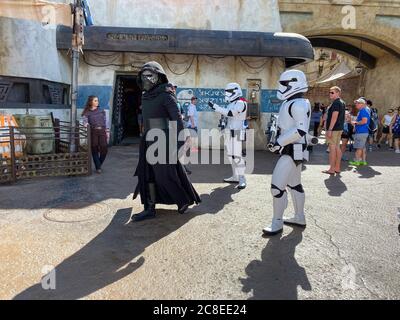 Orlando, FL/USA-10/5/19: Kylo Ren und zwei Sturmtruppen, die durch die Star Wars Galaxy's Edge Gegend des Hollywood Studios Park in Walt Disney Worl laufen Stockfoto