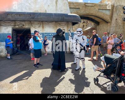 Orlando, FL/USA-10/5/19: Kylo Ren und zwei Sturmtruppen, die durch die Star Wars Galaxy's Edge Gegend des Hollywood Studios Park in Walt Disney Worl laufen Stockfoto