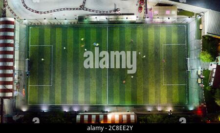 Luftaufnahme des Fußballfeldes bei Nacht. Stockfoto